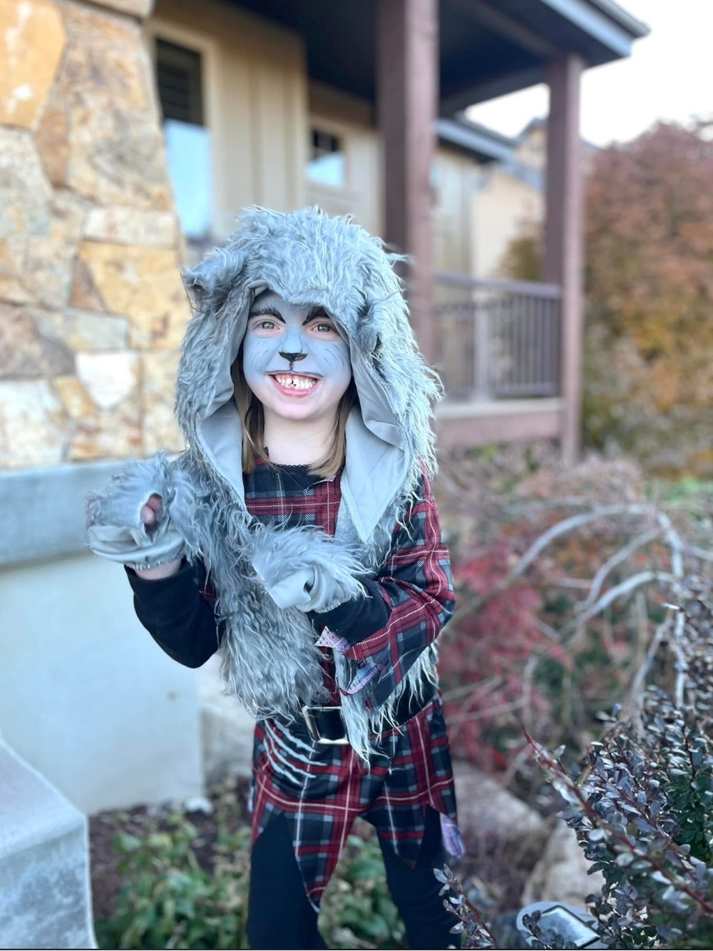 California Costumes Girls’ Werewolf Costume/Face Paint Halloween Bundle—Small - Picture 4 of 12